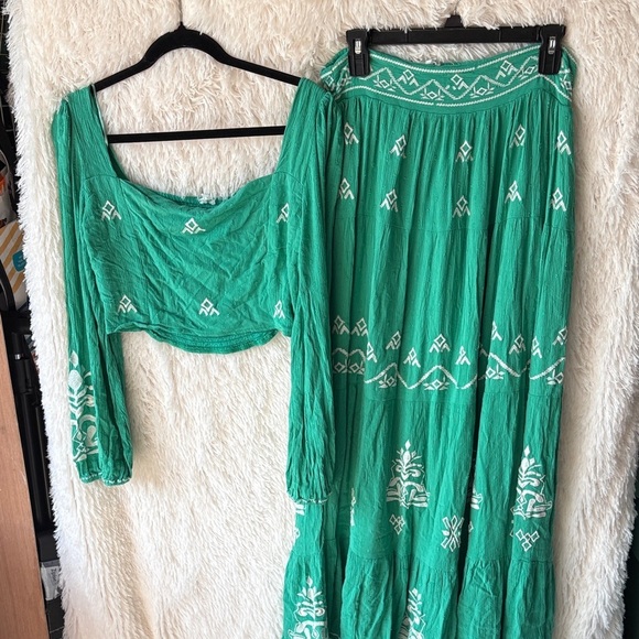 En Creme Dresses & Skirts - En Creme Green A-Line Skirt  and matching crop top with White Patterns